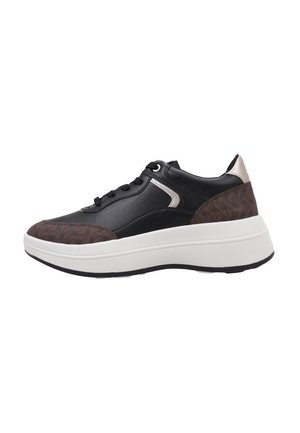 Zapatillas de deporte de patrón negro y marrón con un upper de cuero texturizado, suela gruesa blanca y acentos metálicos. Presentan un cordón tradicional.