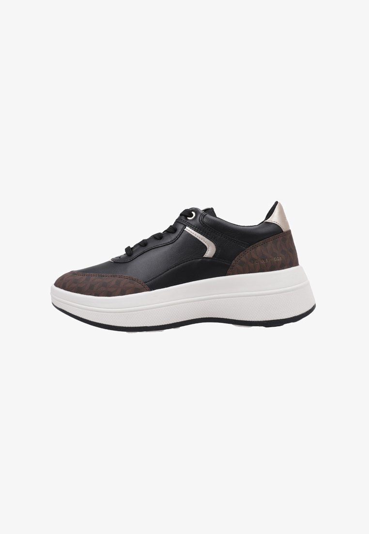 Sneaker nere e marroni con motivo, superiore in pelle testurizzata, suola chunky bianca e dettagli metallici. Presenta una tradizionale allacciatura.