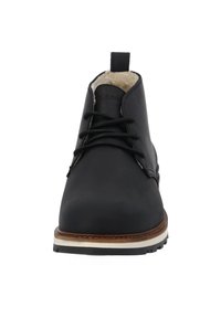 Schwarze Leder-Ankle-Boots mit runder Zehenpartie, cremefarbenem Futter und schwarzen Schnürsenkeln. Mit einem hellbraunen Stichdetail und einer weißen Gummisohle.