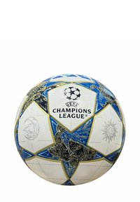 Pallone da calcio bianco con Accenti blu e oro, caratterizzato da pannelli a forma di stella e logo della UEFA Champions League; superficie texturizzata e modelli intricati.