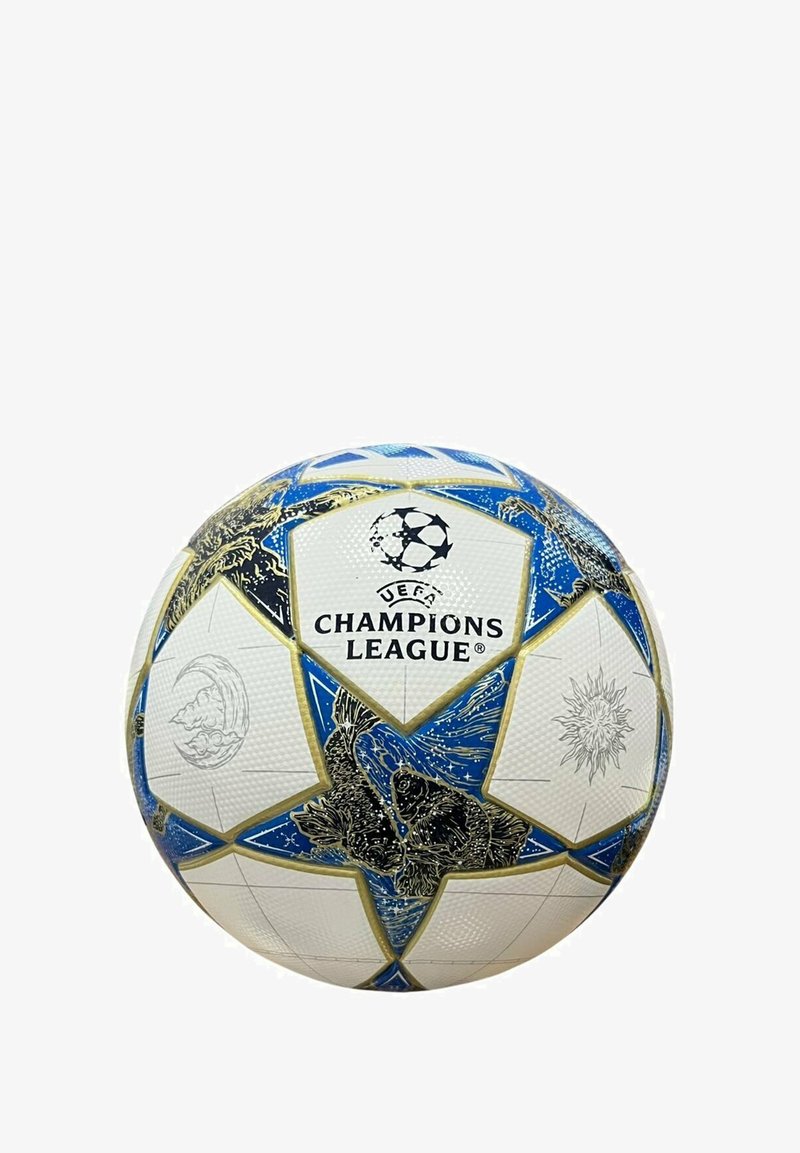 Pallone da calcio bianco con Accenti blu e oro, caratterizzato da pannelli a forma di stella e logo della UEFA Champions League; superficie texturizzata e modelli intricati.