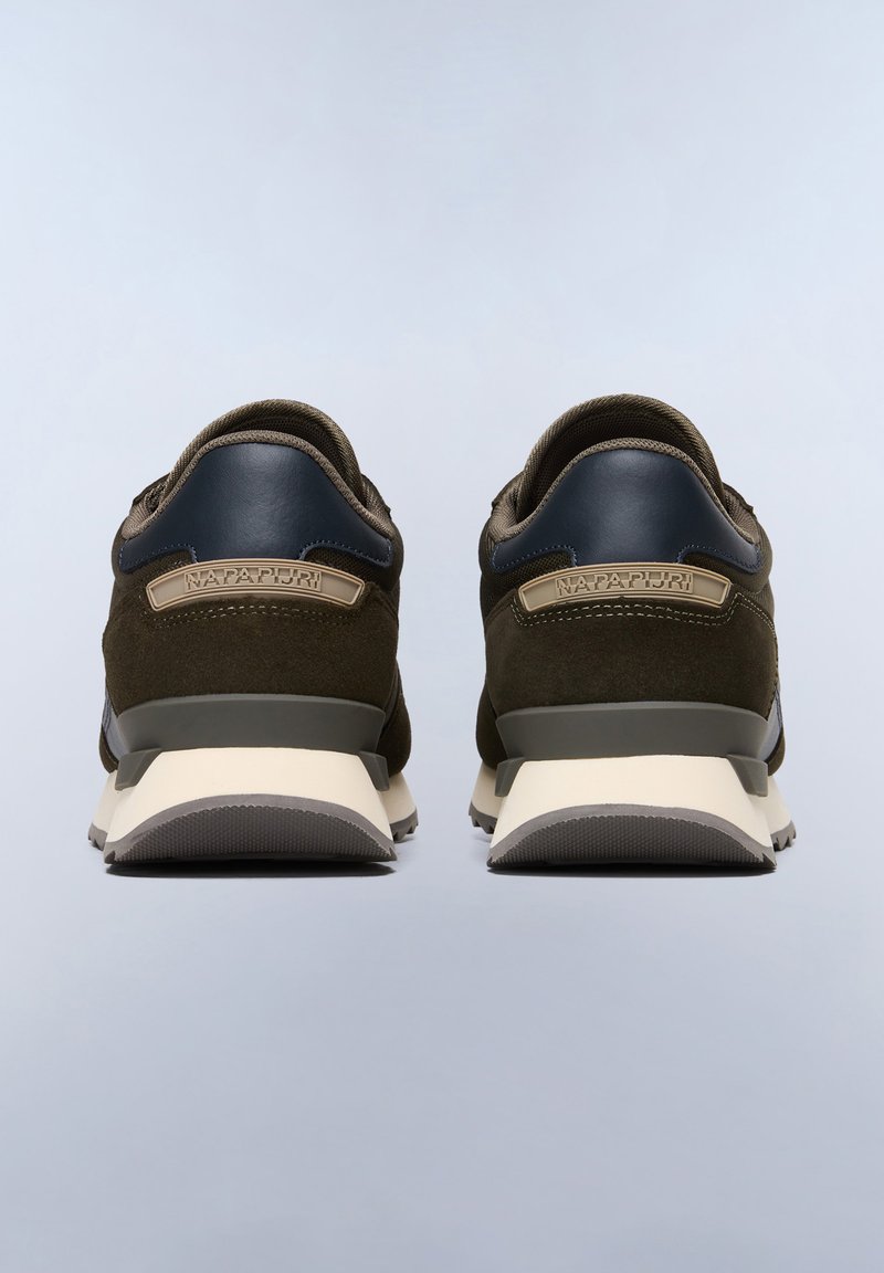 Zielone zamszowe i granatowe skórzane sneakersy z białą środkową podeszwą, teksturowaną gumową podeszwą i brandingiem "NAPAPIJRI" na pięcie.