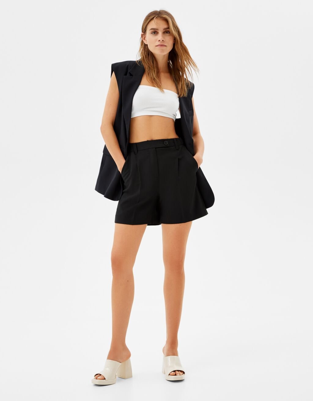 Bershka TAILORING BERMUDA WITH A MASCULINE CUT - Shorts - black/nero -  Zalando.it