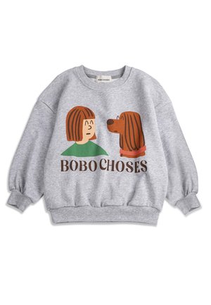 Grauer Kinderpullover mit einer Grafik von einer braunhaarigen Person und einem Hund, die sich einander zuwenden, über dem Text "BOBO CHOSES."