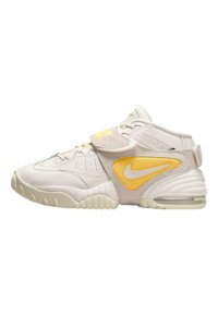 Adidași din piele albă, cu un design mid-top, accentuați cu detalii galbene, suport căptușit pentru glezne și o talpă din cauciuc texturată. Include o bandă Velcro și detalii cusute.