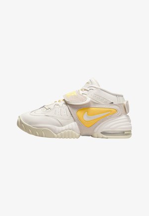 Weiße Leder-Mid-Top-Sneaker mit gelben Akzenten, gepolstertem Knöchel support und einer strukturierten Gummisohle. Verfügt über einen Klettverschluss und gestickte Details.