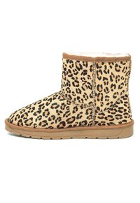 Stivaletti alla caviglia con stampa leopardata, realizzati in tessuto morbido con suola in gomma color cammello, dotati di una fodera morbida e dettagli cuciti.