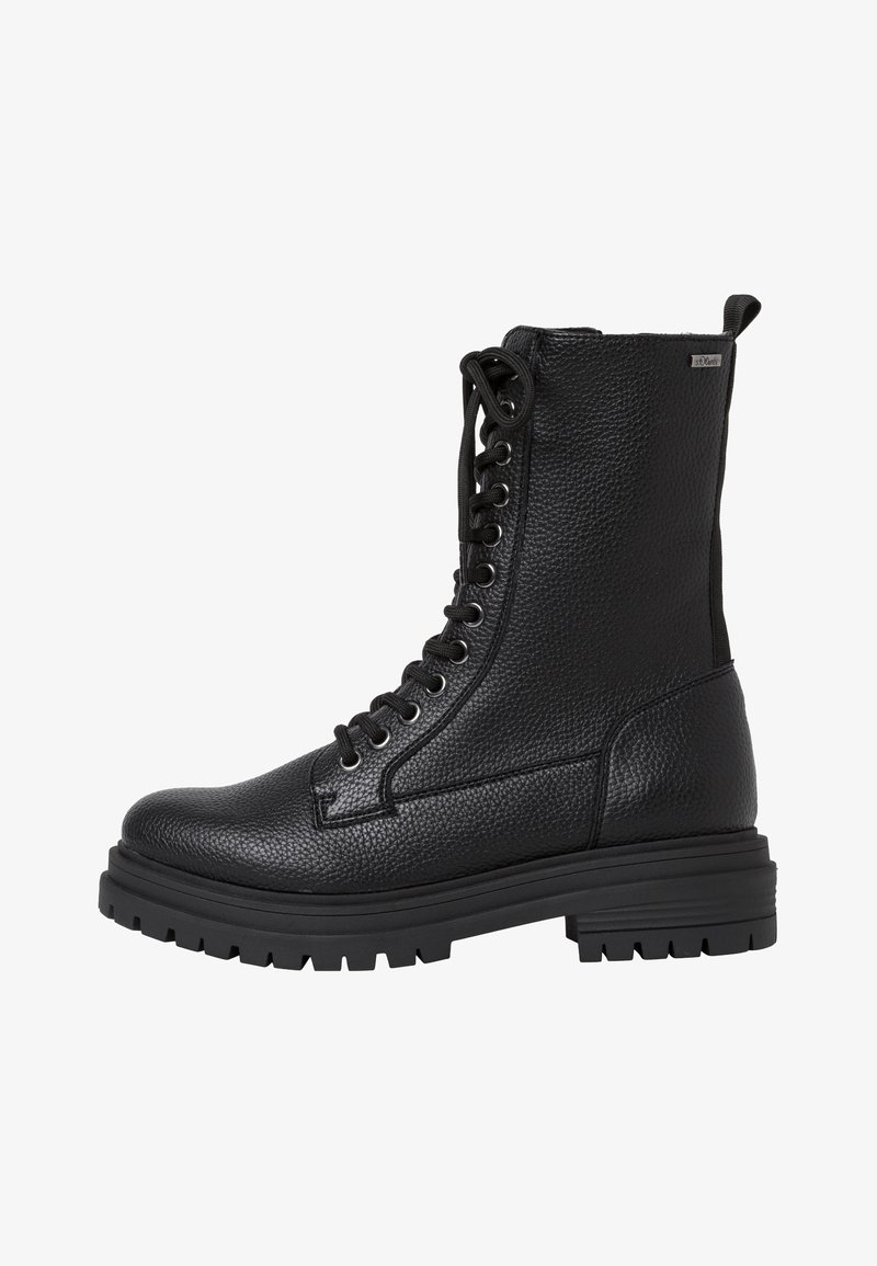 Botte de combat à lacets en cuir noir texturé avec semelle épaisse à crampons et tige montante jusqu'à la cheville, équipée d'une languette de traction au talon.