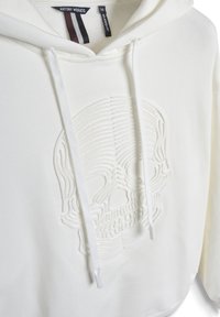 Witte katoenen hoodie met een geprofileerde, reliëfskullontwerp op de voorkant, met koordsluiting en geribbelde accenten aan de onderkant.