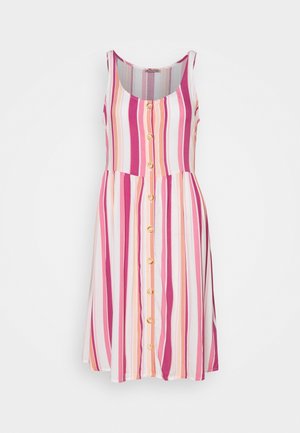 Robe rayée en rose, orange et blanc. Présente un décolleté arrondi, un design sans manches et une fermeture à boutons sur le devant avec des boutons dorés.