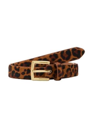 Ceinture marron à imprimé léopard avec une boucle rectangulaire dorée, une boucle et une extrémité pointue, enroulée sur fond blanc.