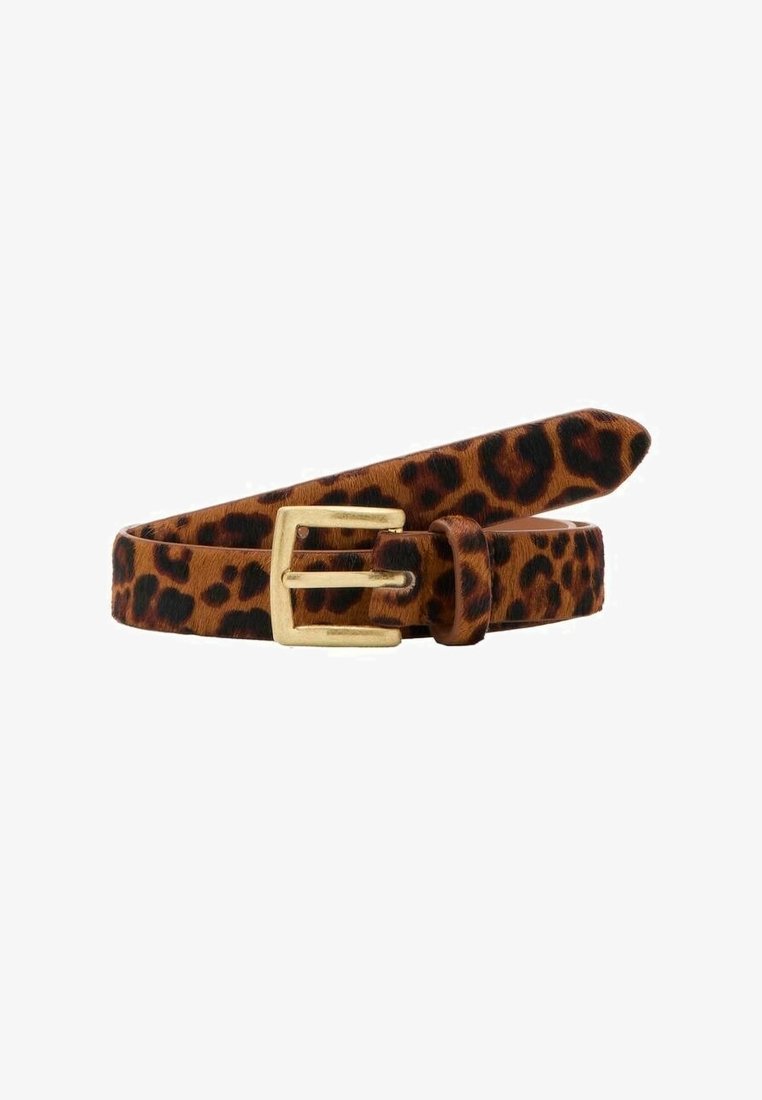 Ceinture marron à imprimé léopard avec une boucle rectangulaire dorée, une boucle et une extrémité pointue, enroulée sur fond blanc.