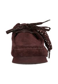 Burgundin mokasinsandaalit, joissa on pyöreä kärki, teksturoitu päällinen ja tasainen kumipohja. Varustettu punotulla nauhalla ja ompeluyksityiskohdilla.