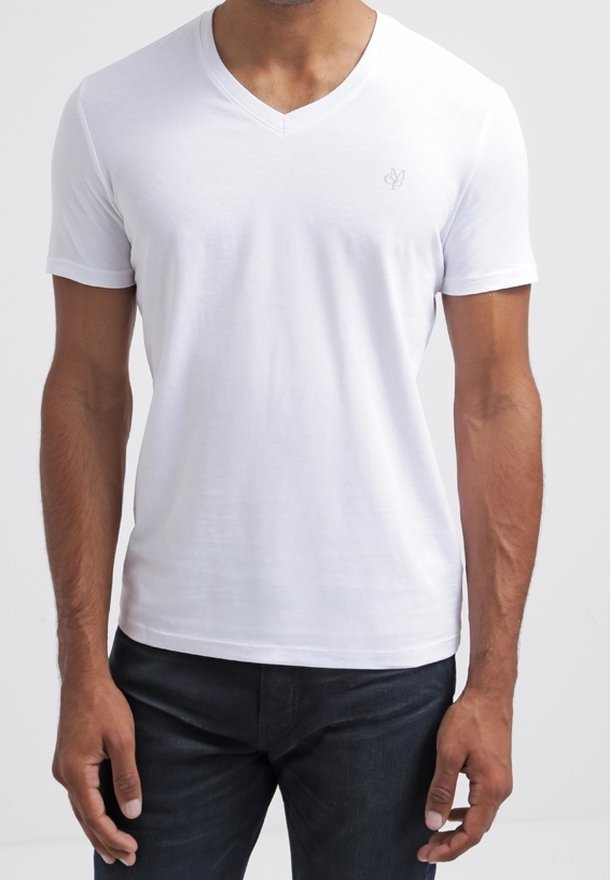 T-shirt blanc en coton à col en V avec manches courtes, présentant un logo gris subtil brodé sur le côté gauche de la poitrine et une coupe régulière.