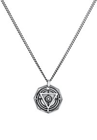 Silberanhänger mit einem ausgeklügelten geometrischen Design, das konzentrische Kreise und eine dreieckige Mitte zeigt, an einer strukturierten Silberkette.
