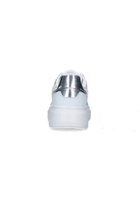 Sneaker bianco con superficie liscia, dettagli metallici argento sul tallone e una suola spessa e traslucida. Design minimalista.