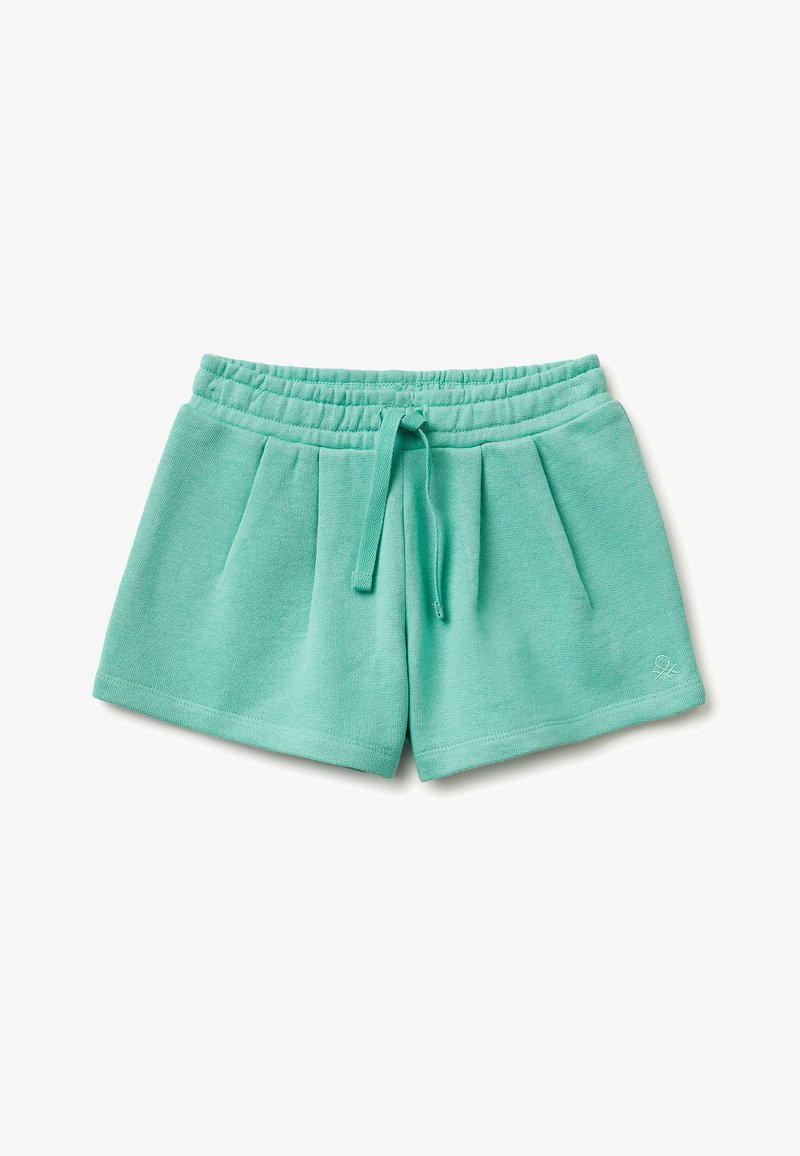 Shorts in tessuto morbido verde menta con vita elasticizzata e coulisse frontale, caratterizzati da pieghe sottili e un piccolo logo ricamato sulla gamba sinistra.