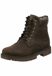 Braune Wildleder-Ankle-Boots mit Metallösen, gepolstertem Kragen und robustem Gummisohle. Mit gesteppten Akzenten und einem Logo an der Seite.