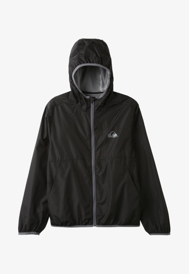 Veste noire légère avec capuche, fermeture éclair à l'avant et poignets élastiques. Comprend une doublure en mesh et un patch logo gris sur la poitrine gauche.