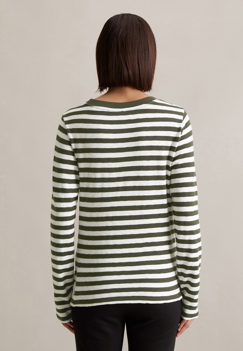 Maglia a maniche lunghe a strisce verde oliva e bianche, con scollatura rotonda e vestibilità rilassata. Tessuto morbido e texturizzato con spacchi laterali all'orlo.