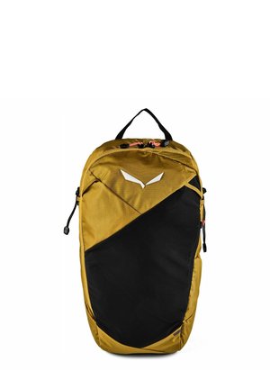 Senfgelber Rucksack mit einem großen schwarzen diagonalen Frontpaneel, Tragegriff oben, Reißverschluss und zwei weißen dreieckigen Logos nahe der Oberseite.