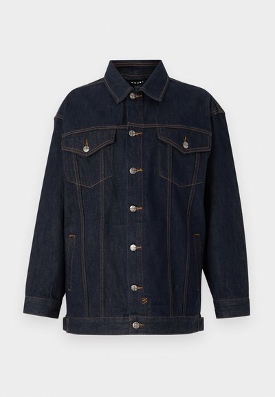 Donkerdenim jasje met twee borstzakken, zilveren knopen, oranje stiksels en een kraag. Ontspannen pasvorm en zware stoftextuur.