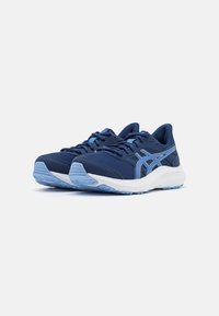Un paio di scarpe da corsa blu navy con accenti azzurri, intersuole bianche e suole testurizzate, angolate su uno sfondo bianco.