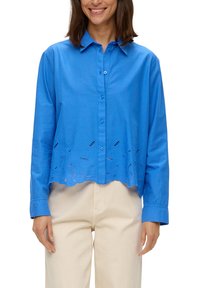 Camicia azzurra con bottoni, realizzata in cotone e dal design corto. Presenta dettagli ricamati lungo l'orlo e maniche lunghe.