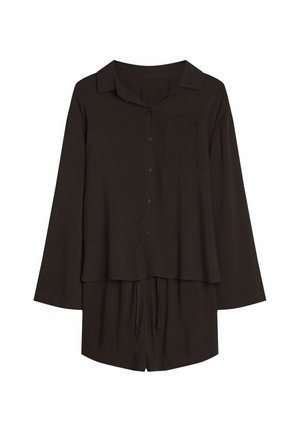 Czarny dwuczęściowy zestaw odzieży domowej składający się z długiego rękawa koszuli zapinanej na guziki z kieszonką oraz szortów ze sznurkiem w pasie. Miękka, lekkka tkanina.