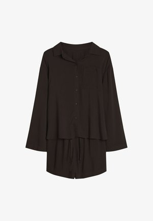 Czarny dwuczęściowy zestaw odzieży domowej składający się z długiego rękawa koszuli zapinanej na guziki z kieszonką oraz szortów ze sznurkiem w pasie. Miękka, lekkka tkanina.