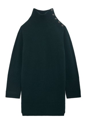 Dunkelgrüner Rollkragenpullover mit gerippten Bündchen und Saum. Hat sechs Knöpfe an der linken Schulter. Weiches, strukturiertes Strickmaterial.