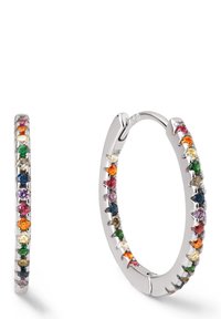Pendientes de aro de plata que presentan una fila de piedras preciosas multicolores a lo largo del borde, mostrando una forma ovalada y una textura suave.
