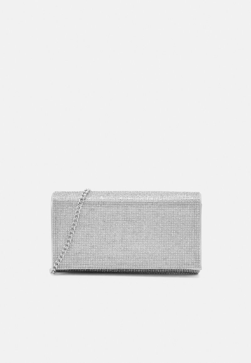 Pochette rectangulaire argentée recouverte de petits strass avec une fine chaîne argentée sur fond blanc.