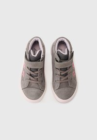 Szare zamszowe sneakersy w stylu high-top z różowymi akcentami, związywane oraz zapinane na rzep, z wyściółką w kołnierzu i teksturowaną gumową podeszwą.