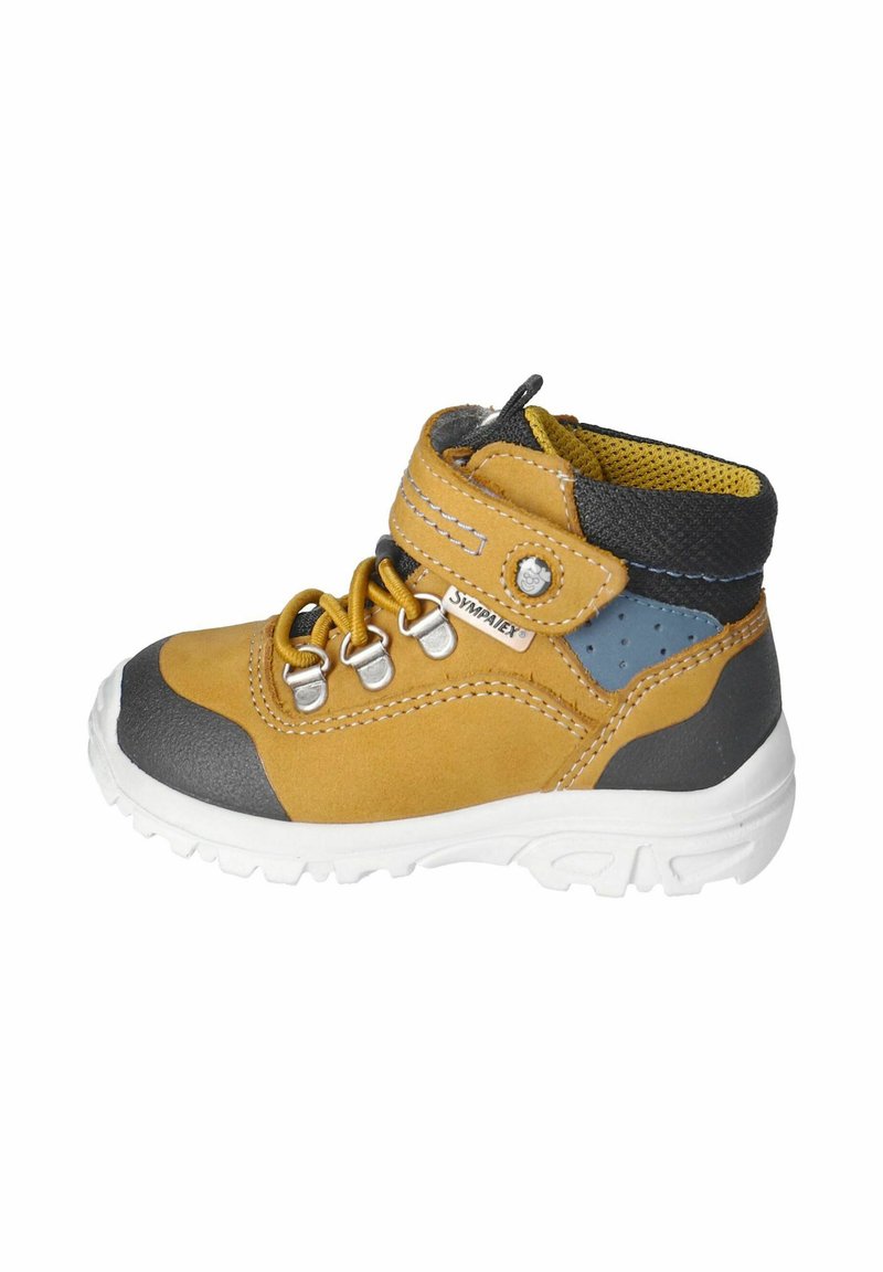 Bota de senderismo amarilla y gris con parte superior de ante, lengua de malla, punta de goma y correa ajustable. Presenta suela blanca y costura decorativa.
