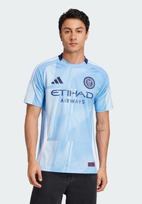 Jersey de fútbol azul claro con cuello redondo, acentos laterales blancos y logotipo azul oscuro. Presenta 'ETIHAD AIRWAYS' impreso en negro en la parte frontal.