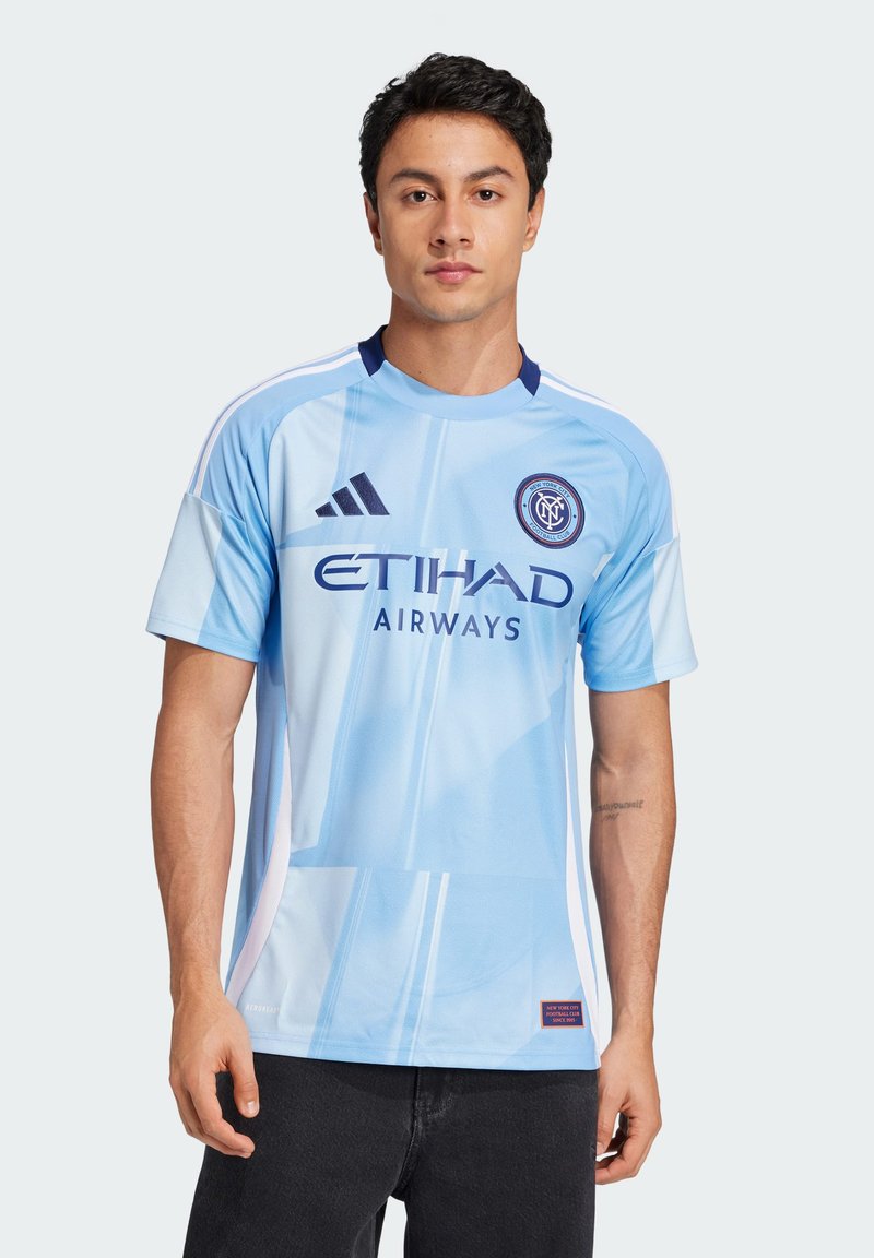 Jersey de fútbol azul claro con cuello redondo, acentos laterales blancos y logotipo azul oscuro. Presenta 'ETIHAD AIRWAYS' impreso en negro en la parte frontal.