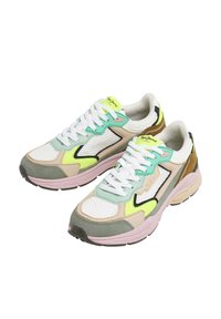 Mitmevärvilised tennisetossud, mis on valmistatud võrgust ja nubukist, sisaldavad valge, rohelise, kollase, roosa, pruuni ja musta aktsentidega segu ning pakse kummist kontsasid.