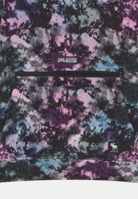 Hoodie met een digitaal camouflagepatroon in paars, zwart en teal, met een centrale ritszak gelabeld "CONTROLLER POCKET."