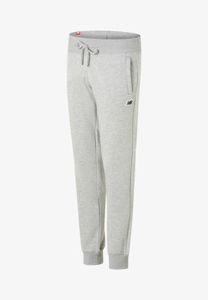 Hellgraue New Balance Jogginghose mit elastischem Bund, Kordelzug, Seitentaschen und gerippten Bündchen an den Knöcheln.