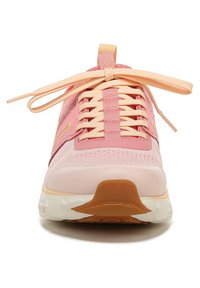 Rosa und pfirsichfarbene Laufschuh mit Netzobermaterial, flachen Schnürsenkeln, strukturiertem Paneel und Gummisohle. Verfügt über eine verstärkte Zehenkappe und Logo-Akzente.