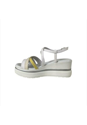 Sandalo platform bianco e grigio con tre cinturini: un'accenno giallo e design bicolore. Presenta una suola imbottita e un cinturino posteriore.