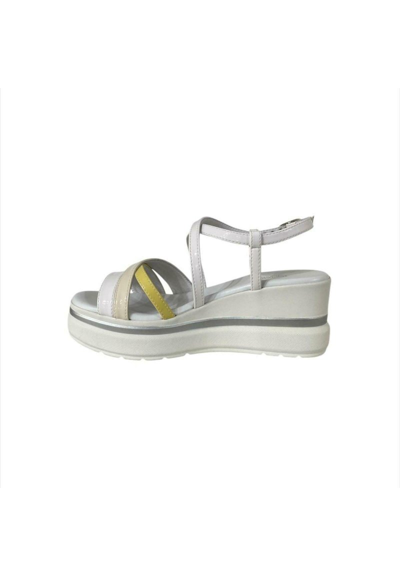 Sandalo platform bianco e grigio con tre cinturini: un'accenno giallo e design bicolore. Presenta una suola imbottita e un cinturino posteriore.