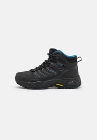 Scarpe da trekking nere con design alto, caratterizzate da accenti blu, tessuto testurizzato e suola in gomma patterned per una migliore aderenza. Etichetta impermeabile visibile.