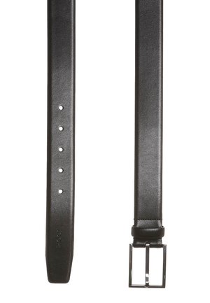 Ceinture en cuir noir au texture lisse, dotée de cinq trous pour un ajustement parfait, et d'une boucle rectangulaire argentée pour la fermeture.