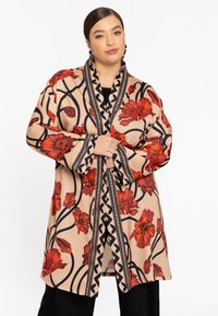 Beige Kimono mit kräftigen roten Blumenmustern und schwarzen Akzenten, mit weit geschnittenen Ärmeln und einer detaillierten Borte entlang der Kanten.