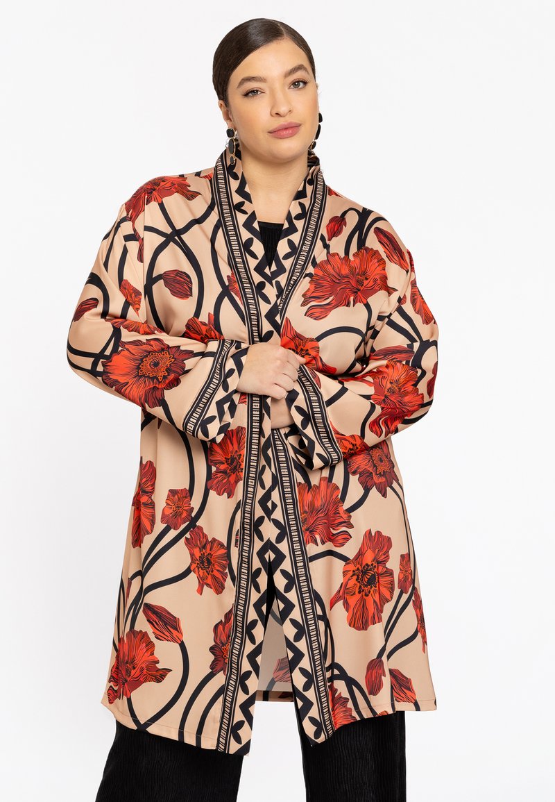 Beige Kimono mit kräftigen roten Blumenmustern und schwarzen Akzenten, mit weit geschnittenen Ärmeln und einer detaillierten Borte entlang der Kanten.