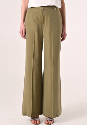 Pantaloni a gamba larga verde oliva realizzati in tessuto leggero, con pieghe frontali e un accento in metallo con logo sulla vita.