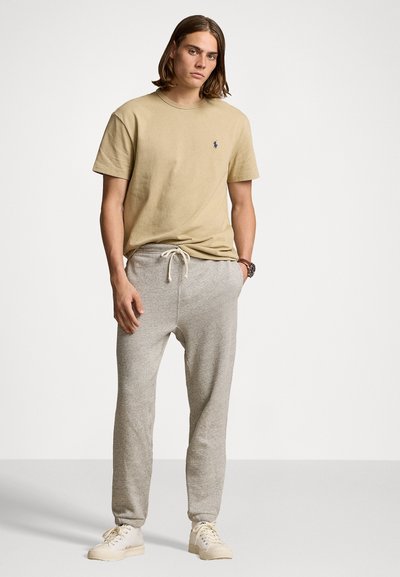 Polo Ralph Lauren CLASSIC FIT HEAVYWEIGHT JERSEY T-SHIRT - Paprasti marškinėliai - classic khaki