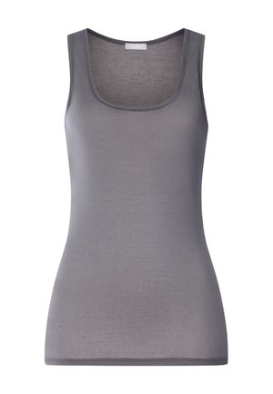 Šedé přiléhavé tílko bez rukávů s výstřihem do oblouku a hladkou texturou látky, zobrazené na jednobarevném bílém pozadí.